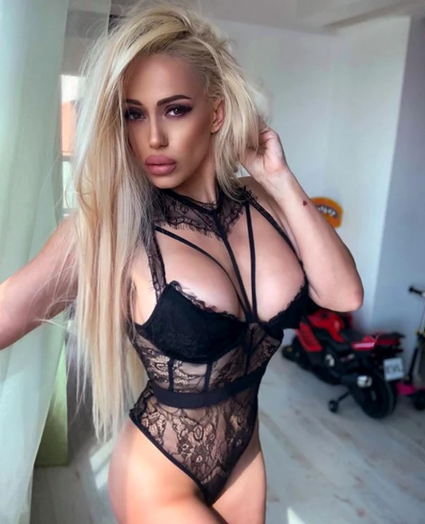 Anda Adam, extrem de sexy