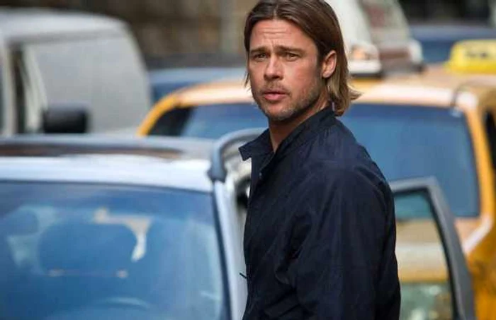 Brad Pitt încercând să salveze lumea de o epidemie mortală în filmul World War Z