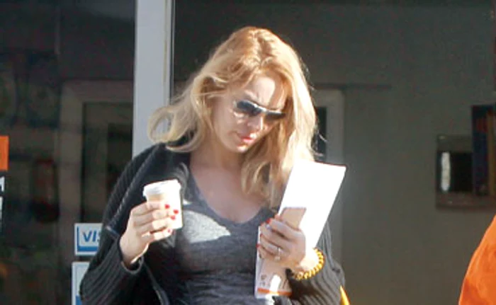 
    Mândră de burtica de gravidă în șapte luni, Valentina Pelinel poartă haine mulateFoto: Mihai Ionescu   