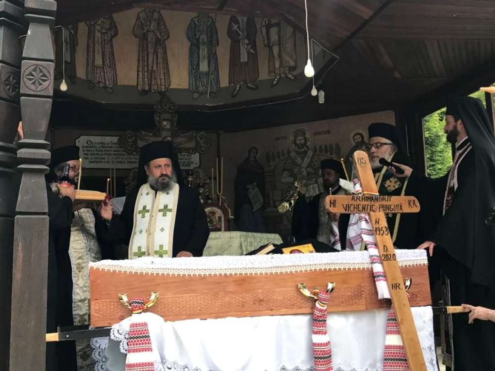 Părintele Vichentie, starețul mânăstirii Robaia din Argeș, amurit la 67 de ani