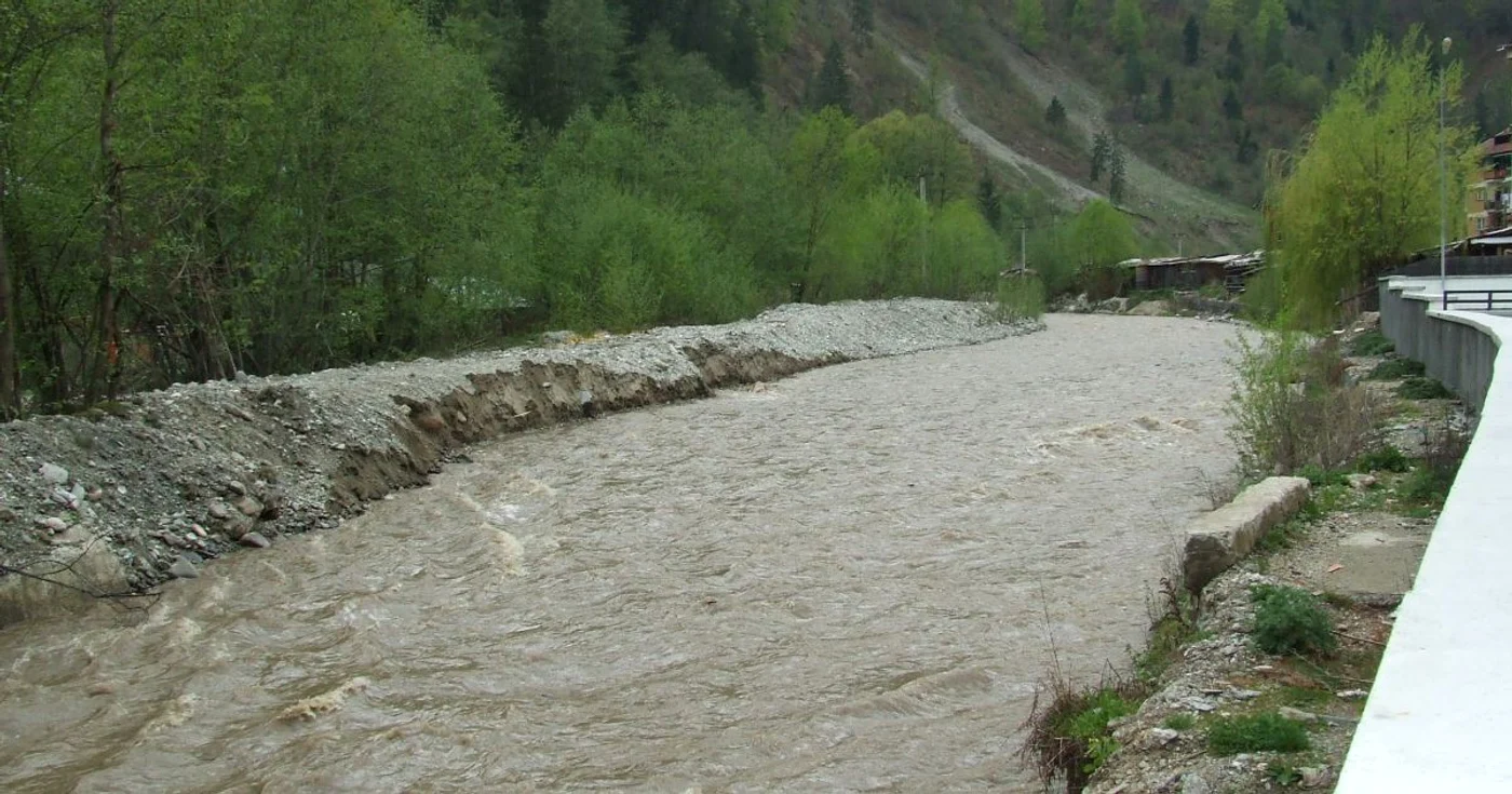 Râmnicu Vâlcea: Apele Olteţului ameninţă casele 