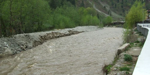 Râmnicu Vâlcea: Apele Olteţului ameninţă casele 