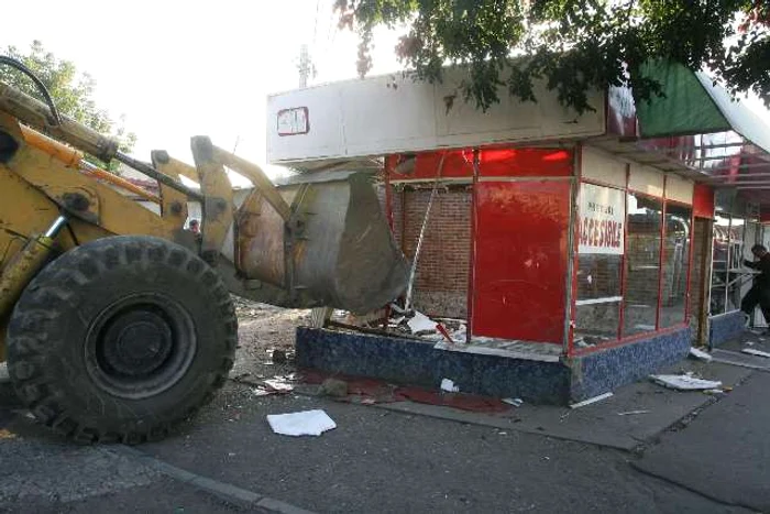 Proprietarii chioşcurilor abandonate au fost somaţi să-şi ridice construcţiile de pe domeniul public