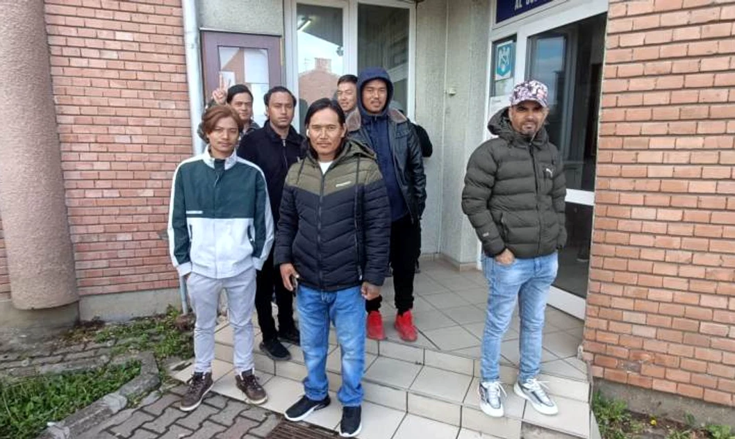 Grup de muncitori din Nepal la Serviciul de Imigrări Alba FOTO ziarulunirea.ro