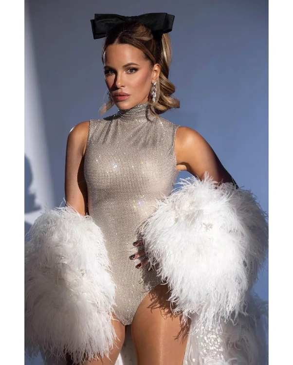 Kate Beckinsale, îmbrăcată într-un body argintiu