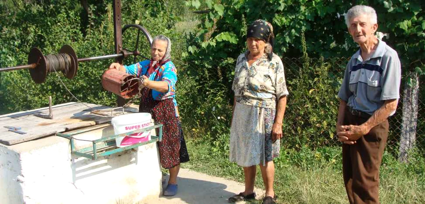 Locuitorii de pe Strada Buda, din Ocnele Mari, păzesc fântâna de la ora trei noaptea pentru o găleată cu apă
