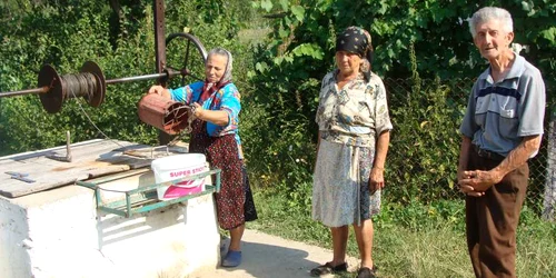 Locuitorii de pe Strada Buda, din Ocnele Mari, păzesc fântâna de la ora trei noaptea pentru o găleată cu apă