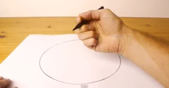 Un cerc desenat perfect doar cu mâna, fără ajutorul compasuluiFoto: Captură Youtube