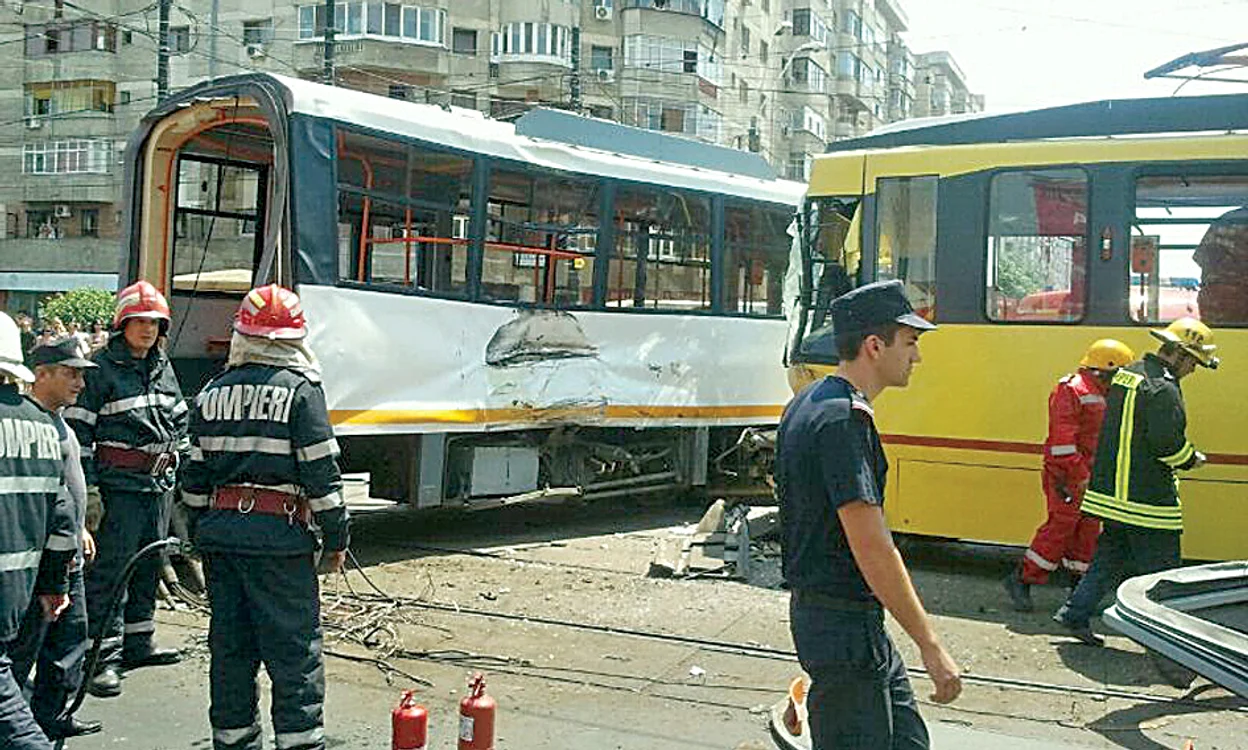 Un tramvai s-a  rupt în două din  cauza unui macaz  schimbat brusc