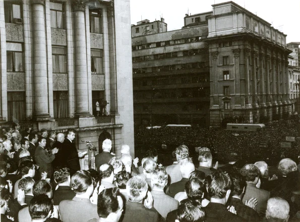 Nicolae Ceauşescu, prim secretar al C.C. al P.C.R., Ion Gh. Maurer, P. Niculescu-Mizil şi ceilalţi membri ai C.C. al P.C.R., la adunarea populaţiei din Capitală, în legătură cu situaţia creată de evenimentele din Cehoslovacia, din 21 august 1968 (© „