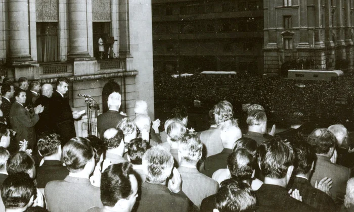 Nicolae Ceauşescu, prim secretar al C.C. al P.C.R., Ion Gh. Maurer, P. Niculescu-Mizil şi ceilalţi membri ai C.C. al P.C.R., la adunarea populaţiei din Capitală, în legătură cu situaţia creată de evenimentele din Cehoslovacia, din 21 august 1968 (© „
