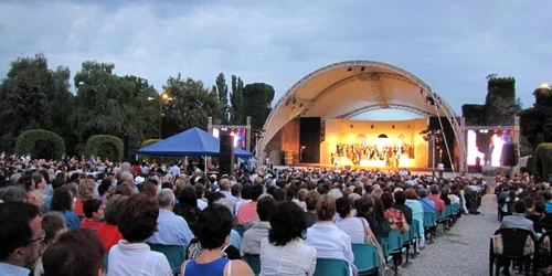 Mii de spectatori au urmărit opera "Traviata" în Parcul Rozelor Foto