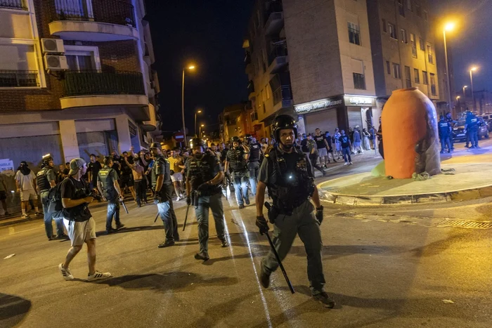 Mai multe persoane rănite în a doua noapte de tulburări anti-migranţi în Spania FOTO: X