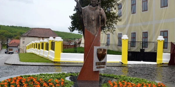 papa statuie blaj