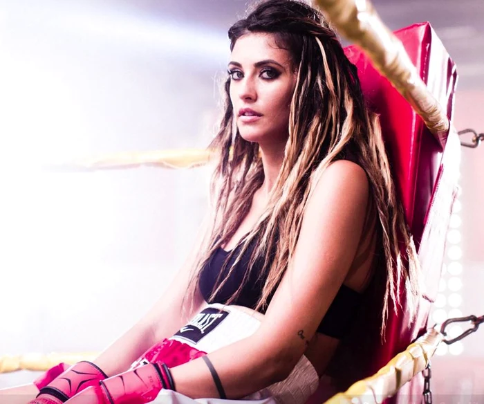 Bruneta s-a bălăcit cu un delfinfoto: Arhiva Personală