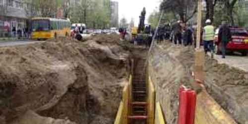 Traficul greu incomodează lucrările, mai ales la ore de vârf, când maşinile circulă bară la bară Foto: Marius Mototolea