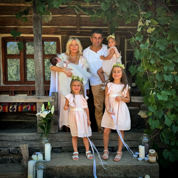 Laura Cosoi și Cosmin Curticăpean și-au prezentat cvartetul de aur: Rita, Vera, Lara și Aida.