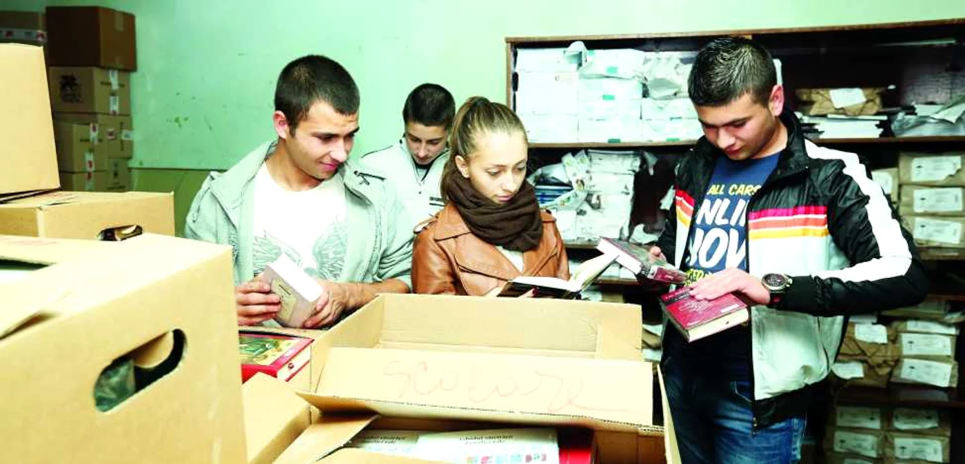 Tinerii de la Cantemir au fost nerăbdători să vadă ce au primit în dar 