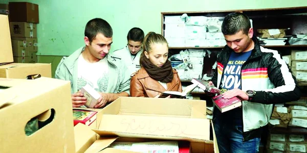 Tinerii de la Cantemir au fost nerăbdători să vadă ce au primit în dar 