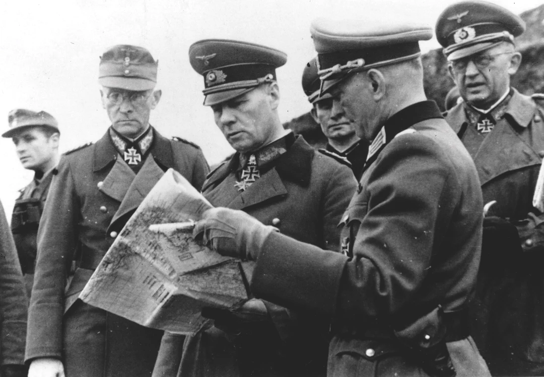 Mareșalul german Erwin Rommel (centru) studiază o hartă împreună cu alți ofițeri ai armatei germane