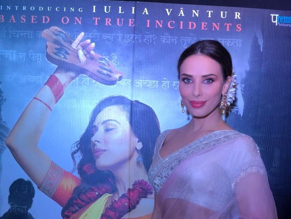 
    Acesta este afișul primului film al Iuliei Vântur la Bollywood  