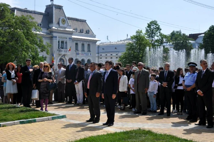 La statuia  lui Mircea cel Bătrân a avut loc astăzi o evocare istorică a atestării oficiale a Piteştiului