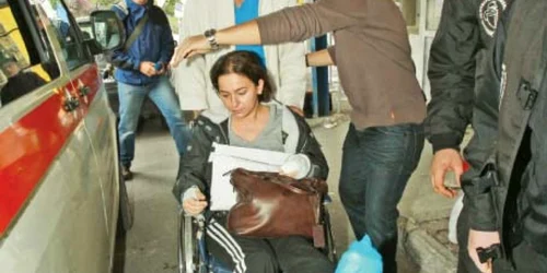 Cristina, soţia lui Şerban Huidu, a fost scoasă din spital în scaun cu rotile 
