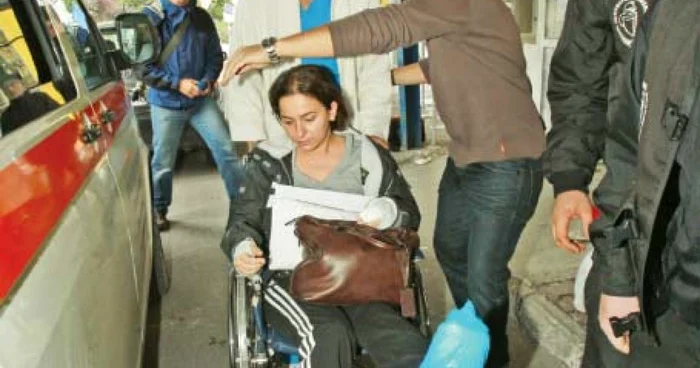 Cristina, soţia lui Şerban Huidu, a fost scoasă din spital în scaun cu rotile 