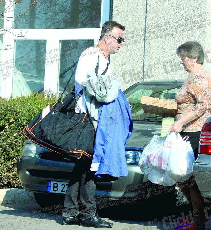 
    Enache a fost aşteptat  în faţa blocului  de mama fostei soţii (fotografii: lexar)  