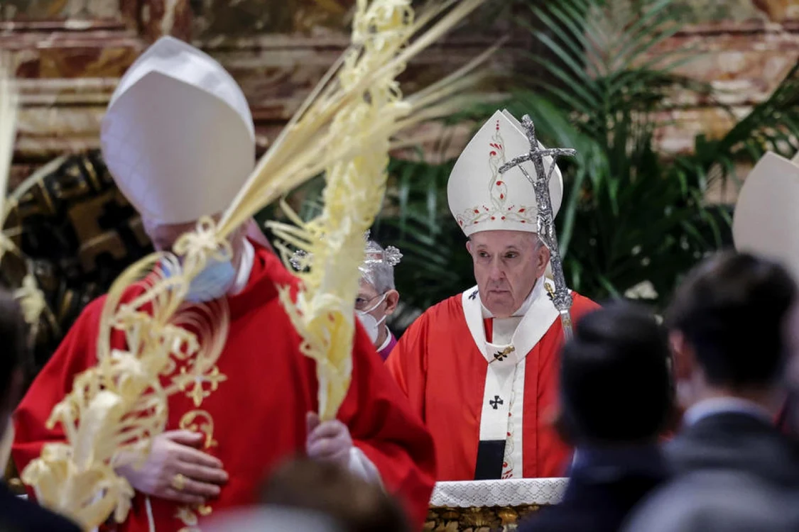 Suveranul pontif a avut un omagiu şi pentru preoţi, oamenilor bisericii care şi-au pierdut viaţa infectaţi cu COVID-19.   FOTO EPA