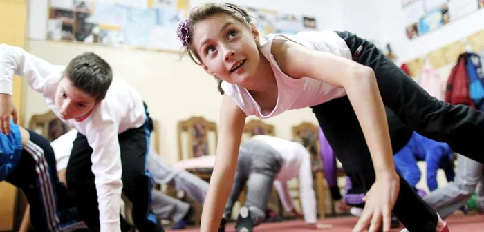 Raluca Mirăuţă joacă piese rupte din viaţă, în teatrul copiilor FOTO:Sebastian Tătaru