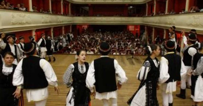 Sibiu: Ploaia a încurcat Festivalul Naţional al Tradiţiilor