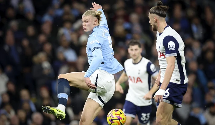 Radu Drăgușin l-a urmărit îndeaproape pe Erling Haaland (FOTO: EPA)