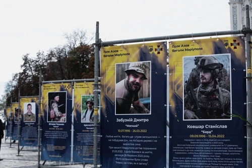 Expoziție în Kiev cu eroii căzuți pe câmpul de luptă, la Mariupol. Foto: Nexta TV