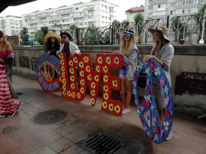 Flower Power în Trenurile Soarelui - pentru vacanţele la mare pe litoral Sursa Flower Power Fest Vama Veche