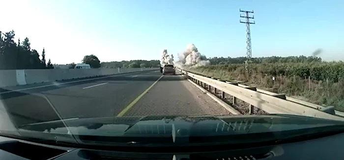 Racheta a explodat în mijlocul drumului Foto: Captură Video Daily Mail