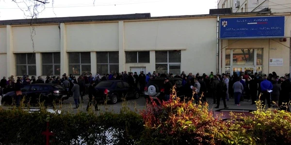 Cozile se întind pe sute de metri înainte ca instituţia să îşi deschidă porţile