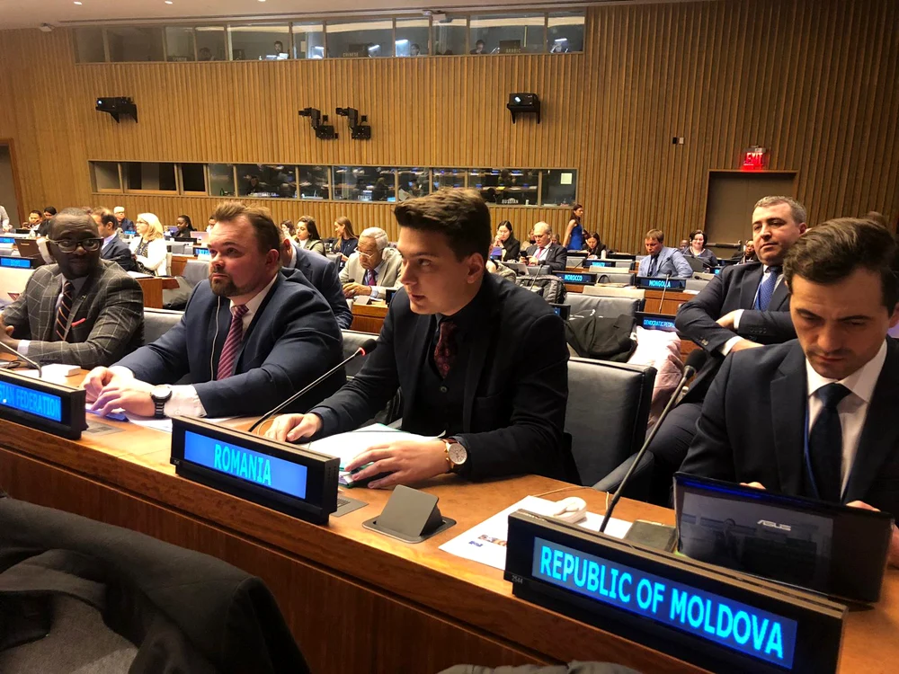 Politologul Aurelian Mohan (centru) a fost delegat de tineret al României la ONU