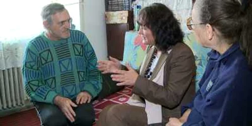 Gheorghe şi Elena Bolocan, împreună cu reprezentanta asociației 1 Iunie