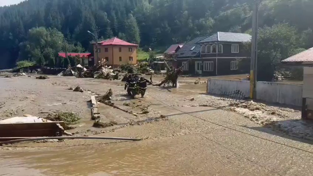 Localnicii din satele luate de ape sunt evacuați cu ajutorul elicopterelor SMURD, în județul Suceava. Cum se desfășoară intervențiile