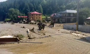 Localnici evacuați cu ajutorul pompierilor mp4 thumbnail png