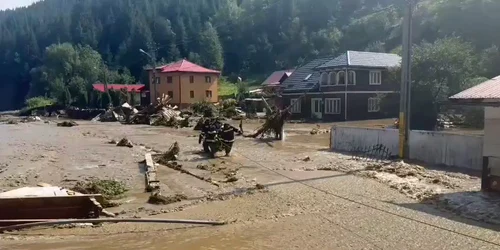 Localnici evacuați cu ajutorul pompierilor mp4 thumbnail png