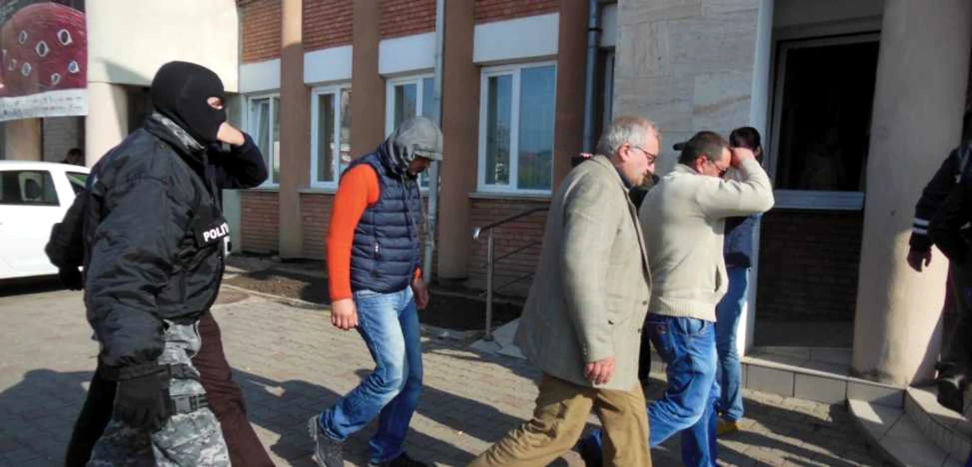 Suspecţi aduşi la IPJ Alba după percheziţii