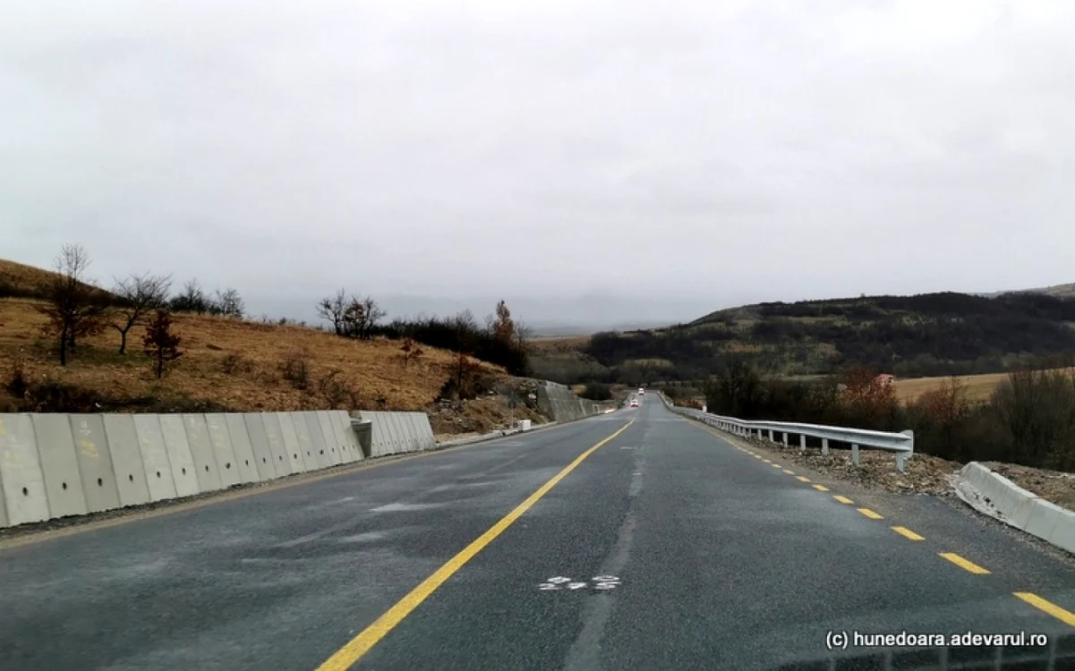 Şoseaua Hunedoara - Călan. Foto: Daniel Guţă. ADEVĂRUL