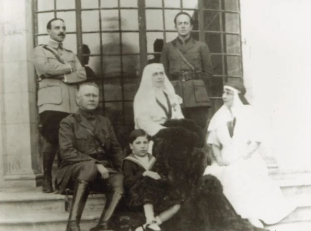 Tatăl lui Jean Chrissoveloni, Nicky, fiul lui Jean (stânga sus) şi al lui Sybille (dreapta jos), Regina Maria (mijloc) FOTO Arhivă personală