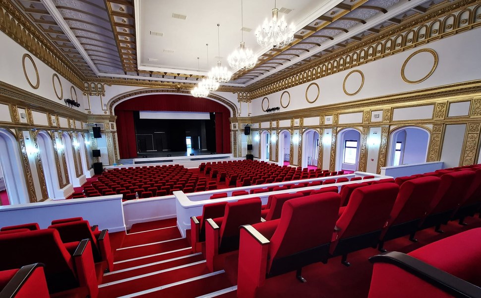 Experiențe stranii trăite de români la teatru: „Oare trebuie să se zvârcolească actorul, ca să pricepem ideea?”