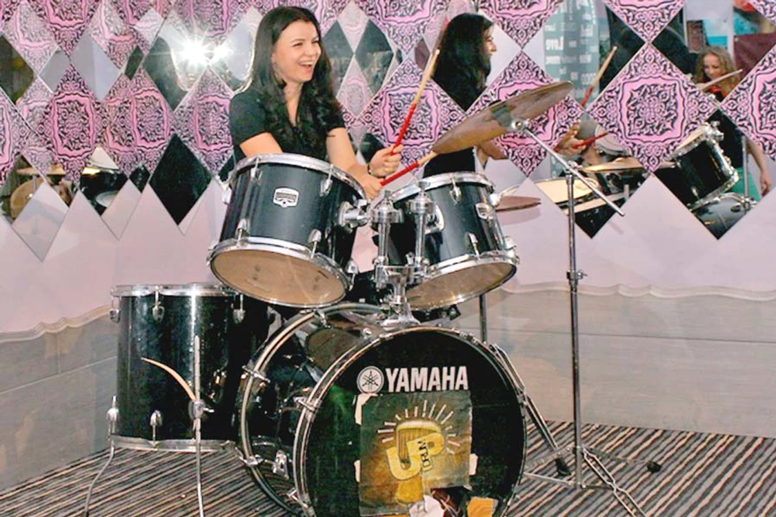 Şi soţia lui Găinuşă, Ioana, s-a distrat la acest instrument