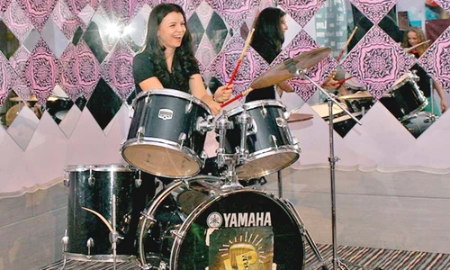Şi soţia lui Găinuşă, Ioana,  s a distrat la acest instrument jpeg