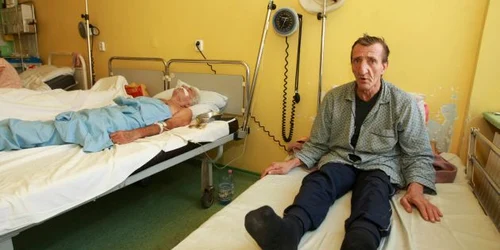 Alexandru Ervin (foto dreapta) stă la Unitatea de Primiri Urgenţe din luna iulie. 