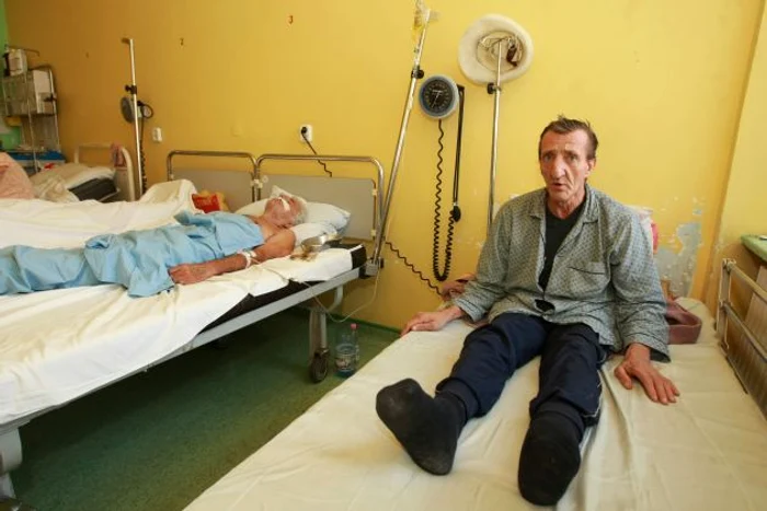 Alexandru Ervin (foto dreapta) stă la Unitatea de Primiri Urgenţe din luna iulie. 